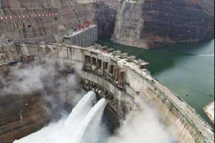 世界在建最大水電站大壩全線澆筑到頂，首批機組7月前投產(chǎn)發(fā)電